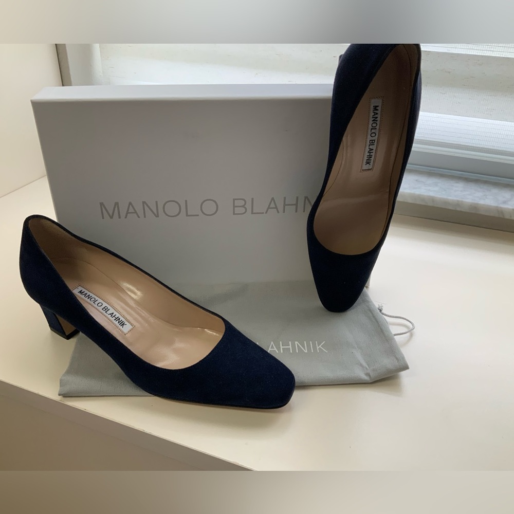 BNWT Manolo Blahnik Okkatoplain Navy Blue Suede Heels